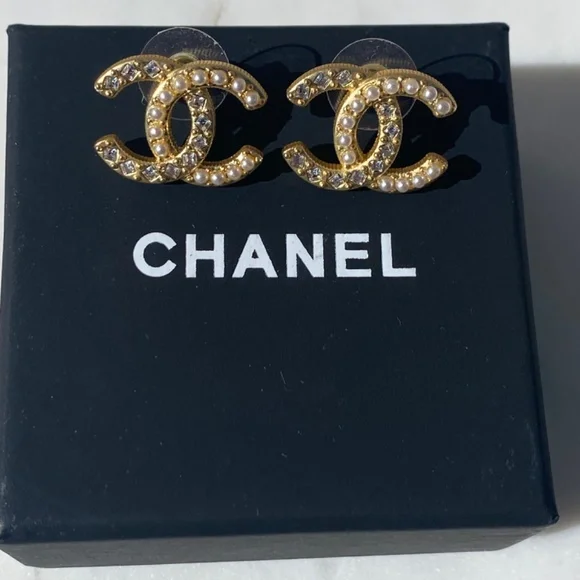 Chanel stud earrings in gold with pearls and crystals. - Picture 9 of 9
